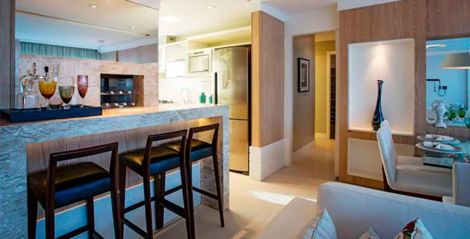 LIVING do apto de 104 m² integrado ao espaço gourmet com churrasqueira.