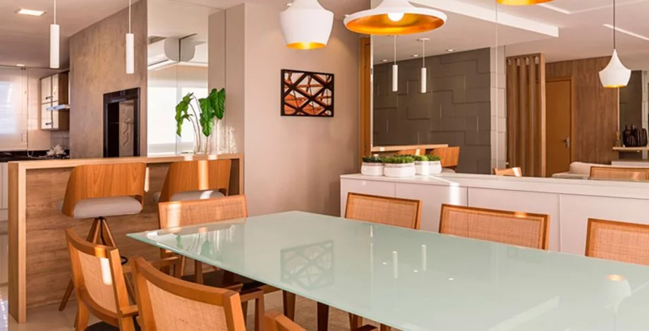 LIVING GOURMET do apto decorado com amplo espaço social com mais de 30 m², com lareira, infra para ar-condicionado e churrasqueira.
