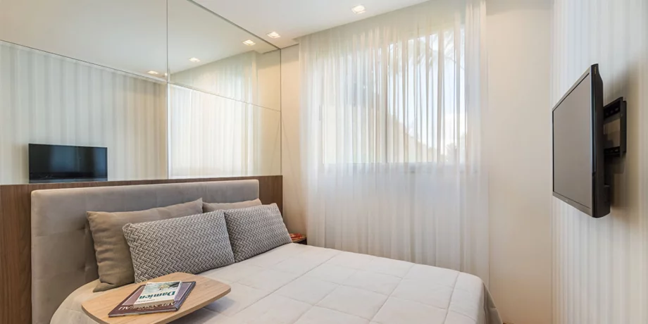SUÍTE de casal do apto de 50 m², um espaço relaxante e bem iluminado para aproveitar os momentos de descanso.