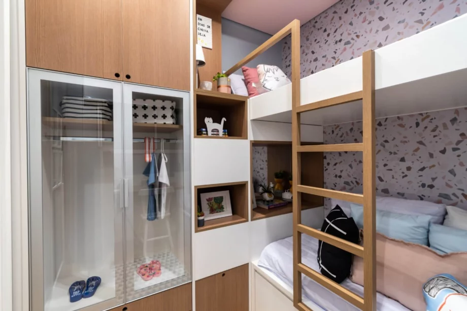 DORMITÓRIO do apto de 34 m² com armário e nichos de apoio, tanto para a cama inferior como para a superior. Uma configuração inteligente que garante bom espaço para armazenamento.