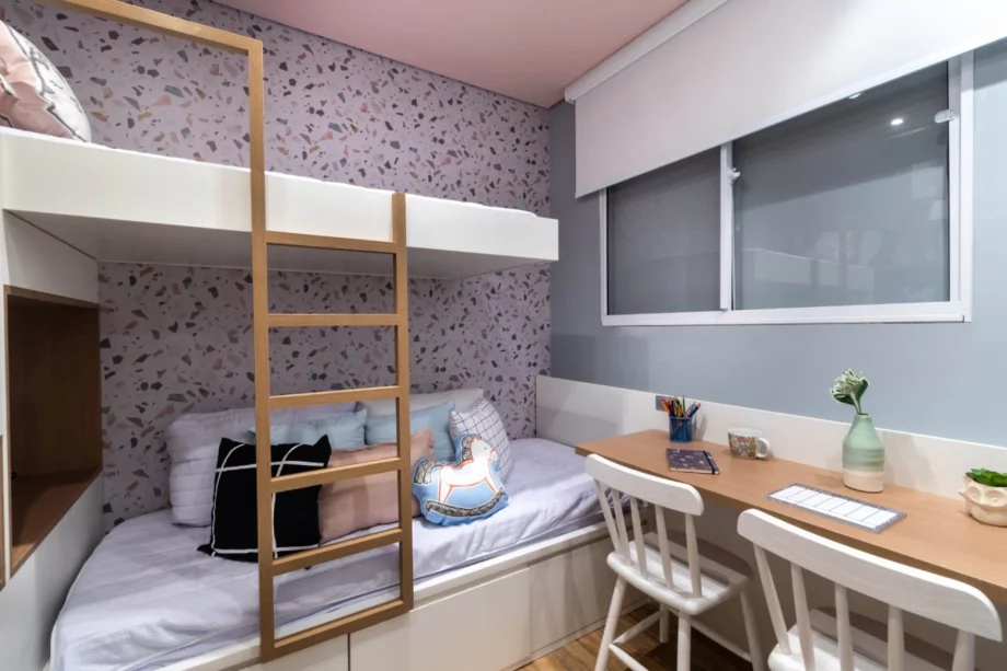 DORMITÓRIO do apto de 34 m² com sugestão de decoração descontraída em tons de branco, rosa e toques amadeirados. Os dormitórios são entregues com piso laminado.