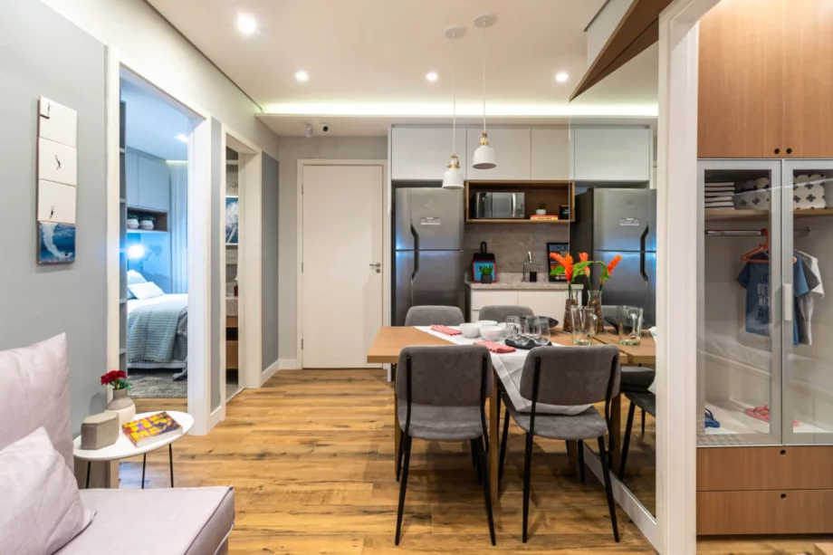 SALA do apto de 34 m² com preenchimento na porta de entrada e guarnições em madeira certificada, levando uma qualidade superior a todos os ambientes da residência.