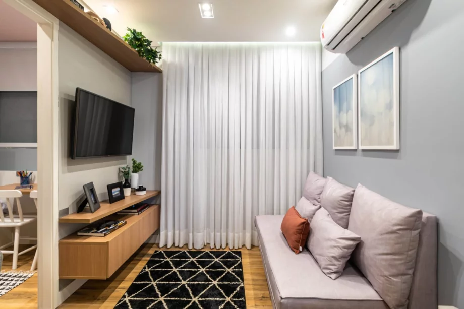 SALA do apto de 34 m² com janela que leva iluminação e ventilação direta ao interior da área social, garantindo uma residência arejada e confortável para viver.