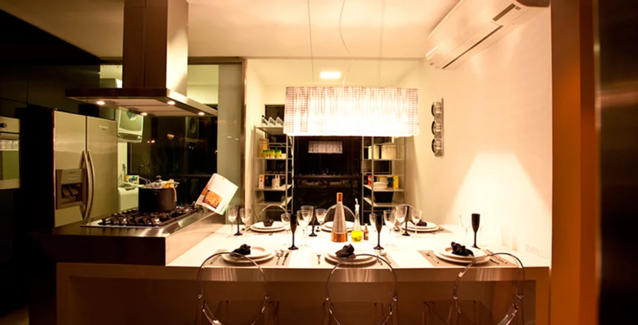DECORADO Sapore com sugestão de bancada alta que integra a cozinha à áreas sociais, uma configuração perfeita para quem gosta de cozinhar e receber convidados!